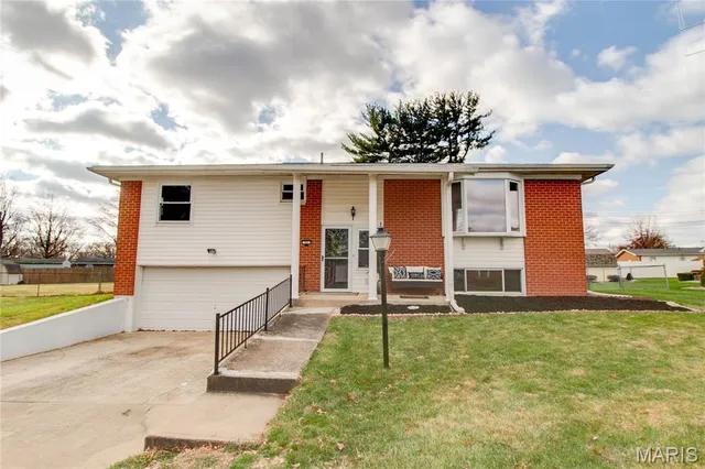 $225,000 | 321 Mercury Drive, Godfrey, IL 62035