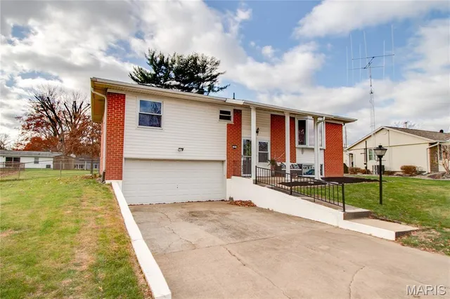 $225,000 | 321 Mercury Drive, Godfrey, IL 62035