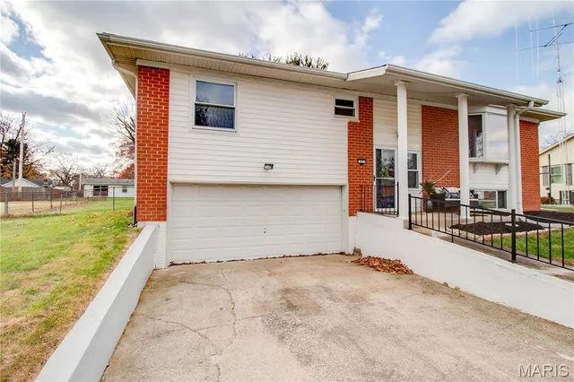 $225,000 | 321 Mercury Drive, Godfrey, IL 62035