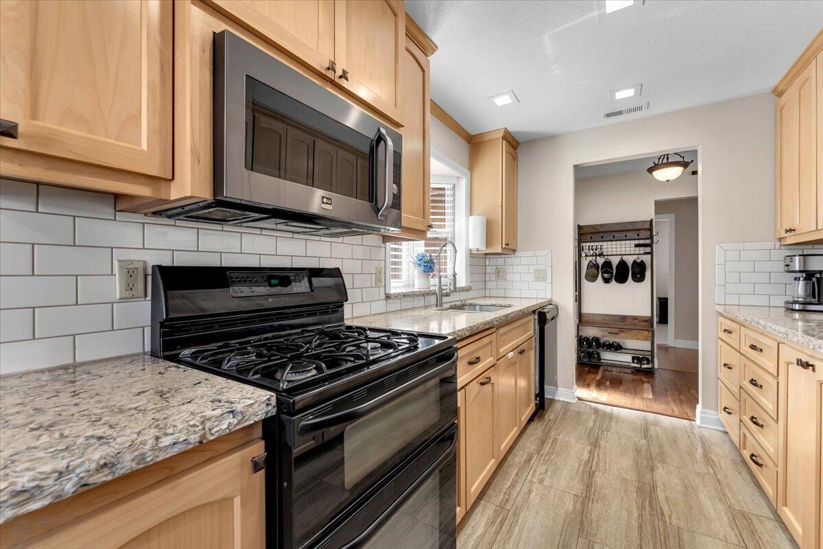 3594 Echo Road Redding, CA 96002 - Photo 6 of 62 Slab granite - subway tile