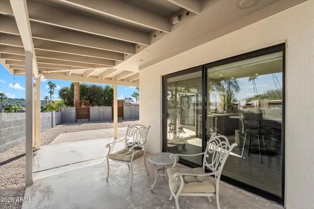 an empty room with windows and ceiling fan