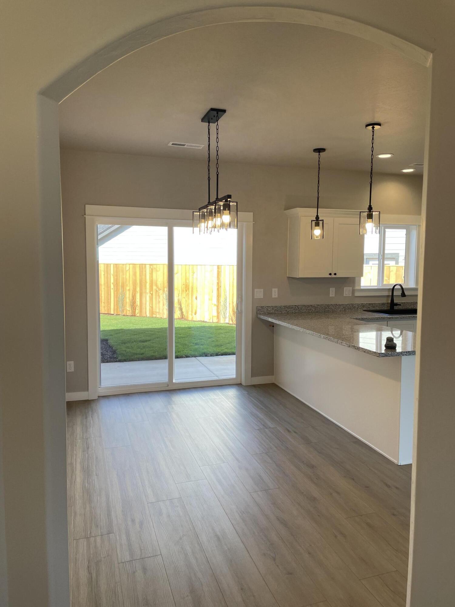2758 Roberts Road Medford, OR 97504 - Photo 10 of 21 Dinning Room