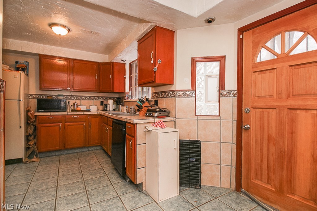 2050 Staunton Road Cleveland, OH 44118 - Photo 3 of 35