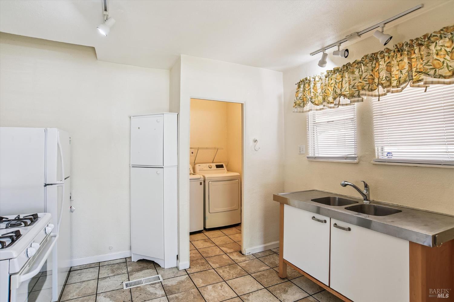 853 Benicia Road Vallejo, CA 94591 - Photo 10 of 30