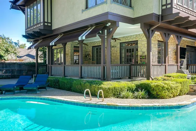 a view of a chair and table in backyard of the house
