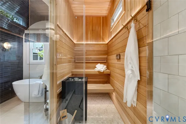 a view of entryway with a shower