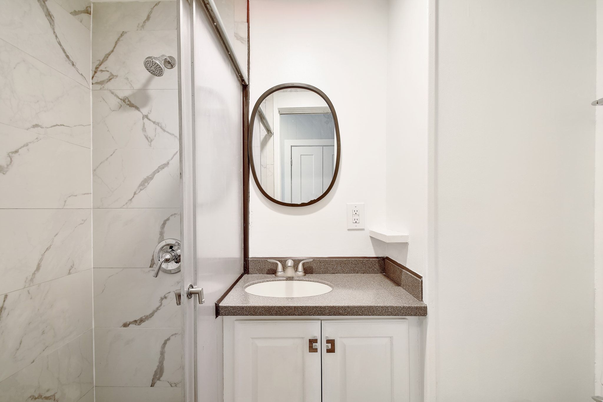 717 South Laurel Avenue Luling, TX 78648 - Photo 11 of 34 a bathroom with a sink and a mirror