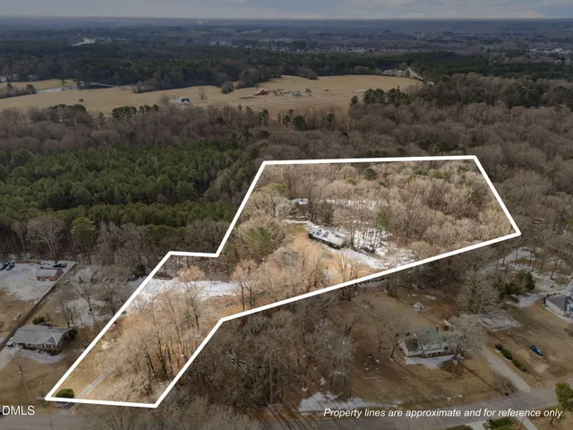 a view of roof with small yard