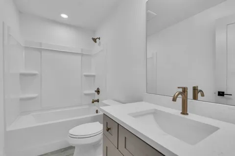 a en suite bathroom with a sink and a mirror