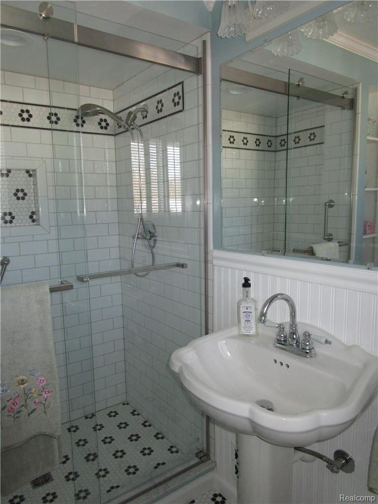 16000 Riverside Drive Livonia, MI 48154 - Photo 25 of 35 IMG_8241.JPG