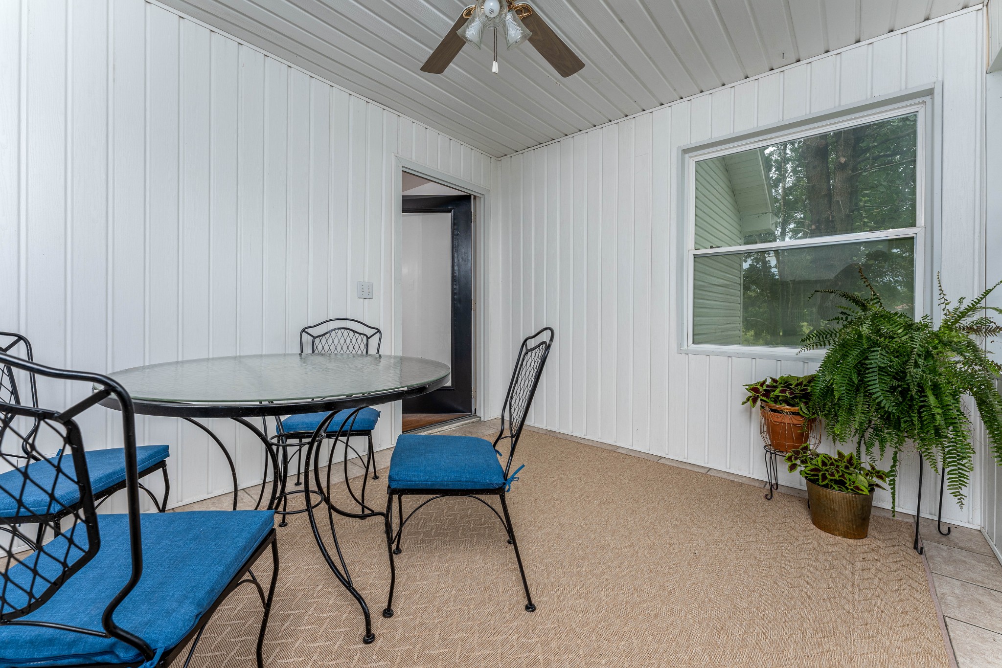 7 South Patrick Road Fayetteville, TN 37334 - Photo 14 of 32 a view of a dining room with furniture and a potted plant