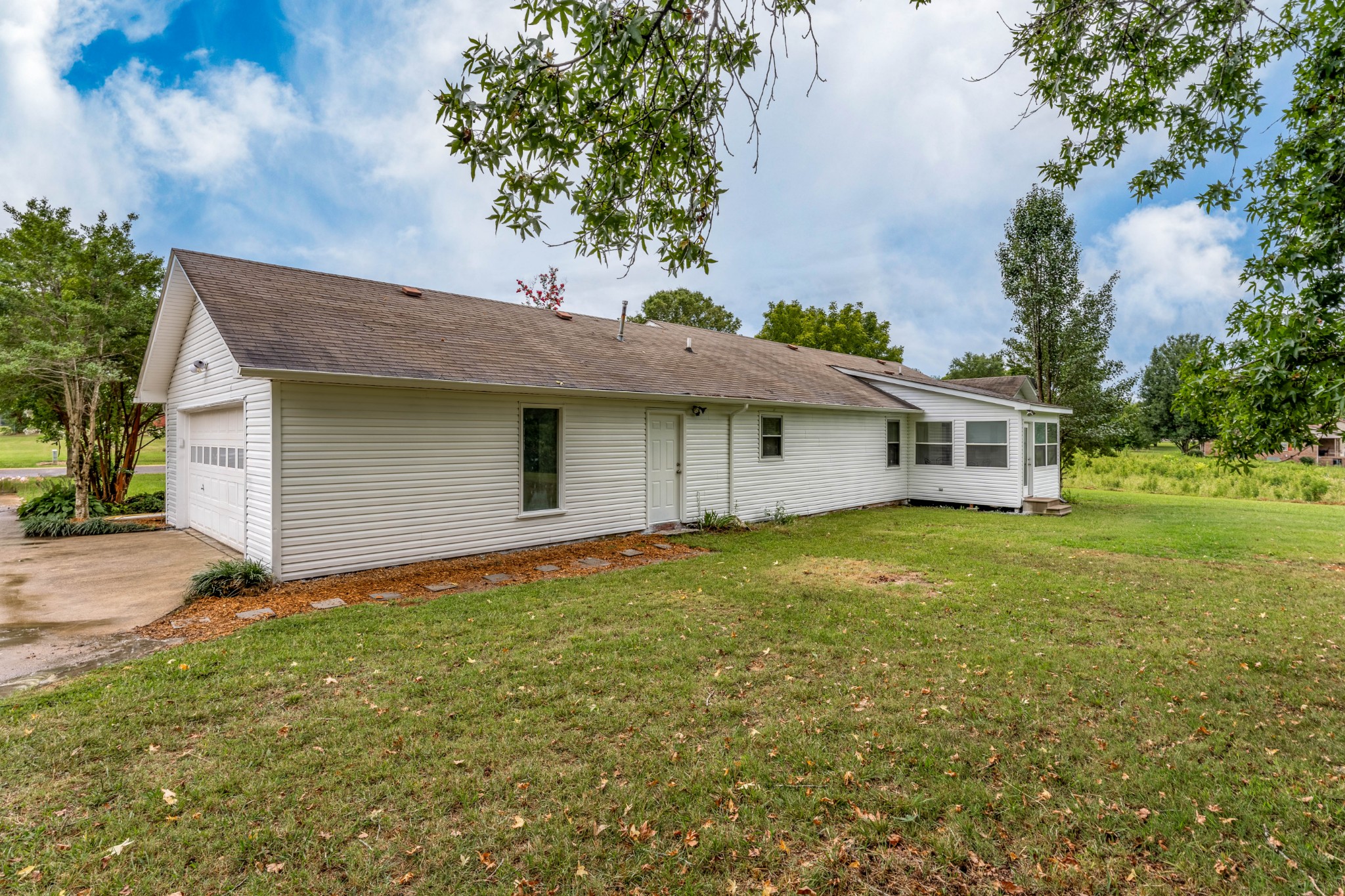 7 South Patrick Road Fayetteville, TN 37334 - Photo 27 of 32 a front view of a house with a garden