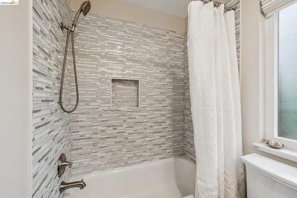 $949,000 | 18 North Circle, Oakland, CA 94611