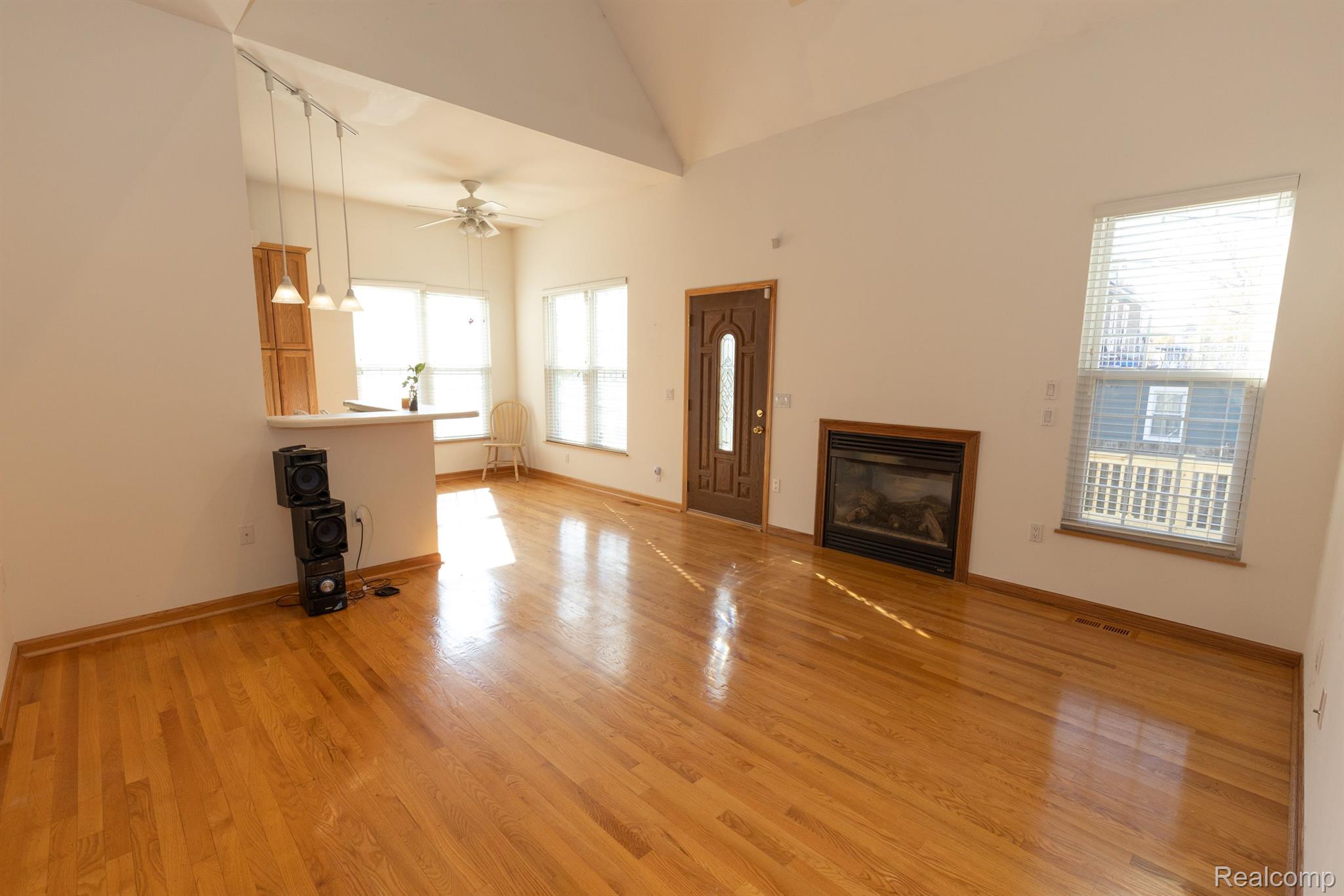 9 Utica Road Pontiac, MI 48341 - Photo 6 of 33 Great Room & Breakfast Nook