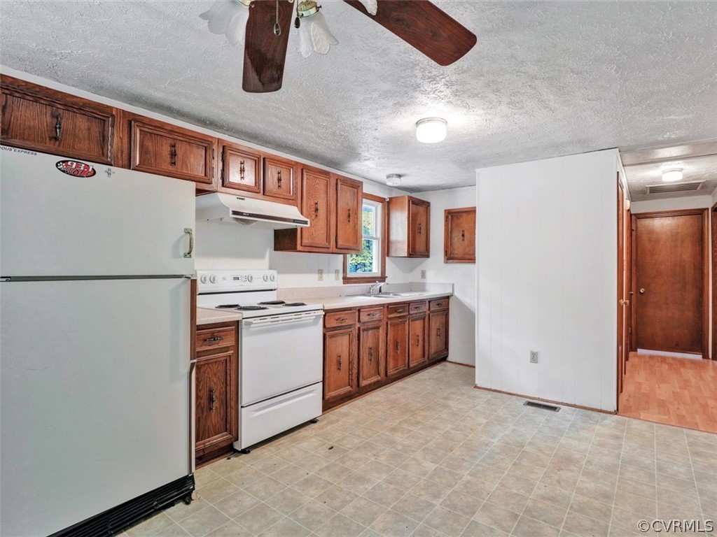 4533 Powhatan Lakes Road Powhatan, VA 23139 - Photo 8 of 21 Eat-In Kitchen with side deck access