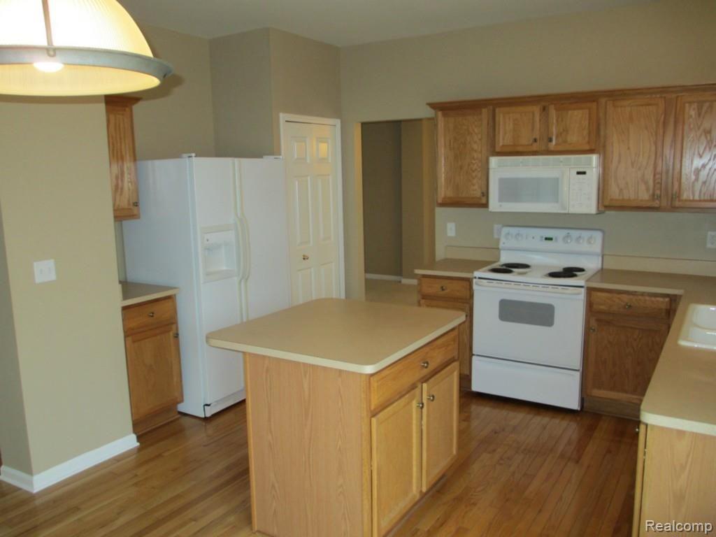 2061 Lagoon Drive Rochester, MI 48309 - Photo 8 of 27 IMG_1385.jpg