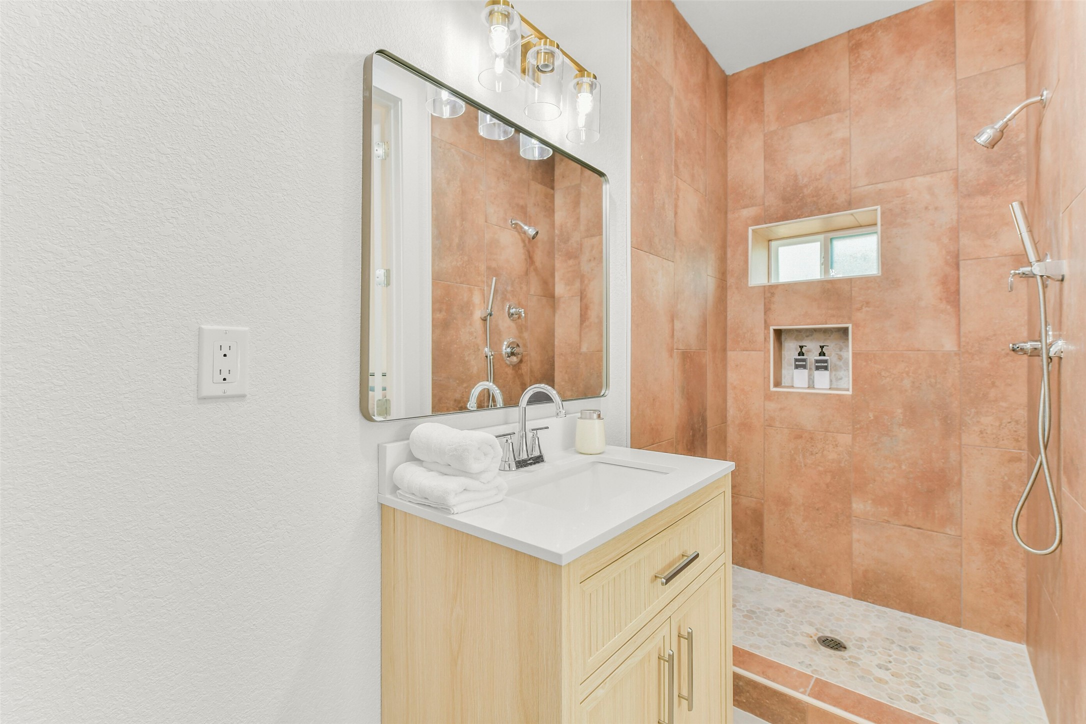 7103 Long Point Road, Unit B Houston, TX 77055 - Photo 11 of 16 Gallery Image 11