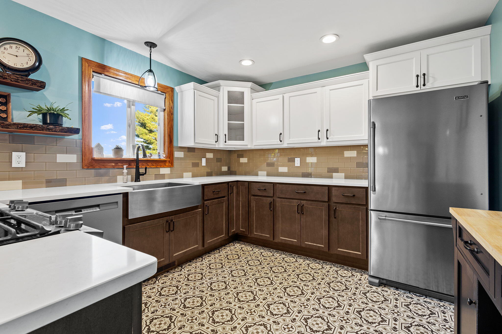 530 South 300 East Kouts, IN 46347 - Photo 10 of 42 a kitchen with a sink a refrigerator a stove a washer and dryer
