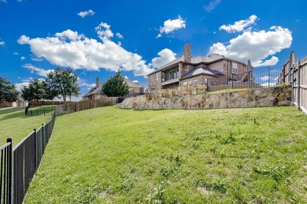 a view of a house with a big yard