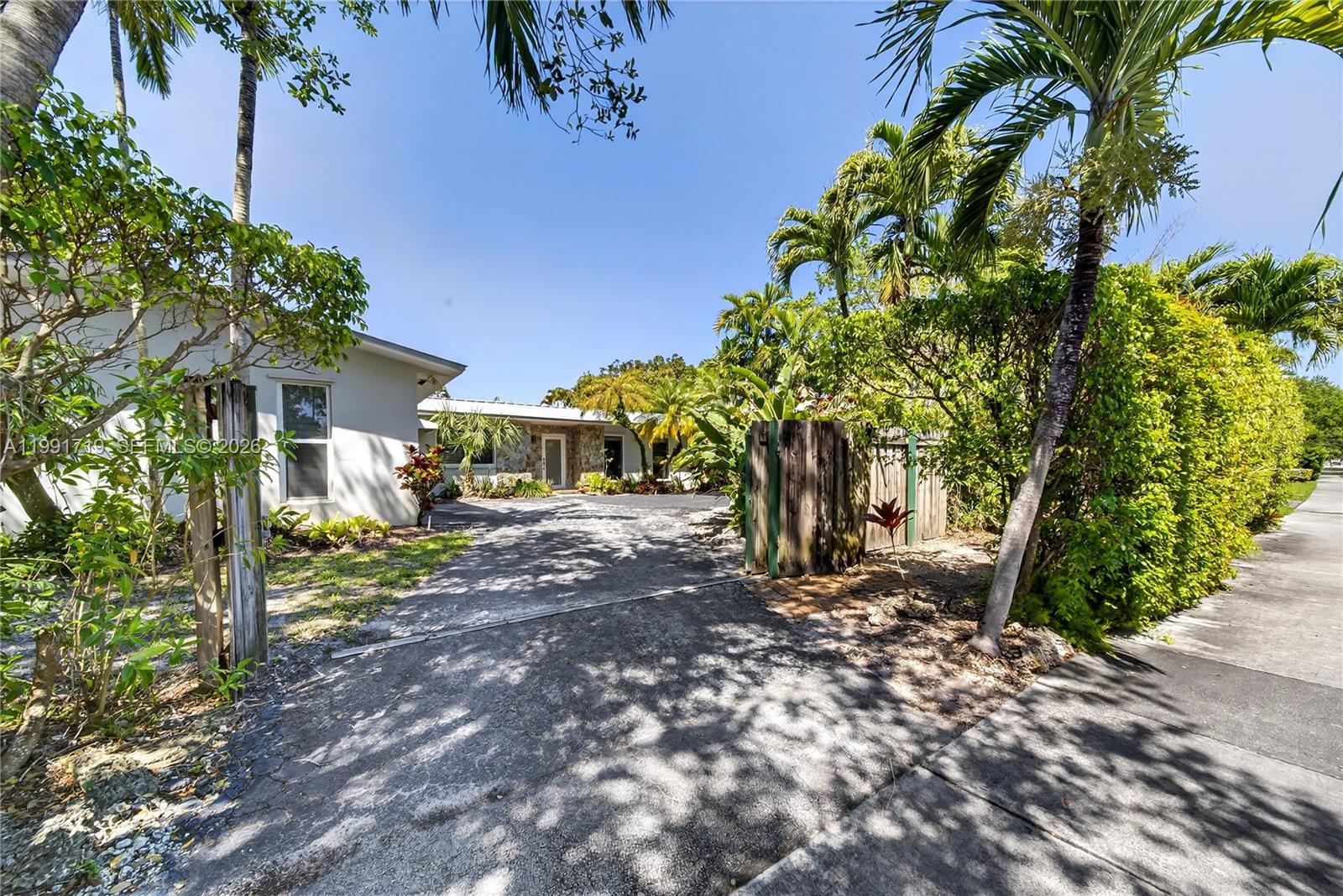 10142 Southwest 79th Avenue Miami, FL 33156 - Photo 7 of 53