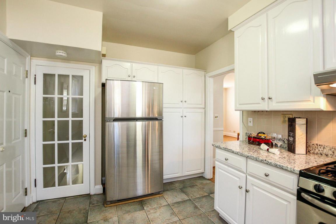 11 Cedarwood Road Catonsville, MD 21228 - Photo 9 of 30 Light and Bright Kitchen