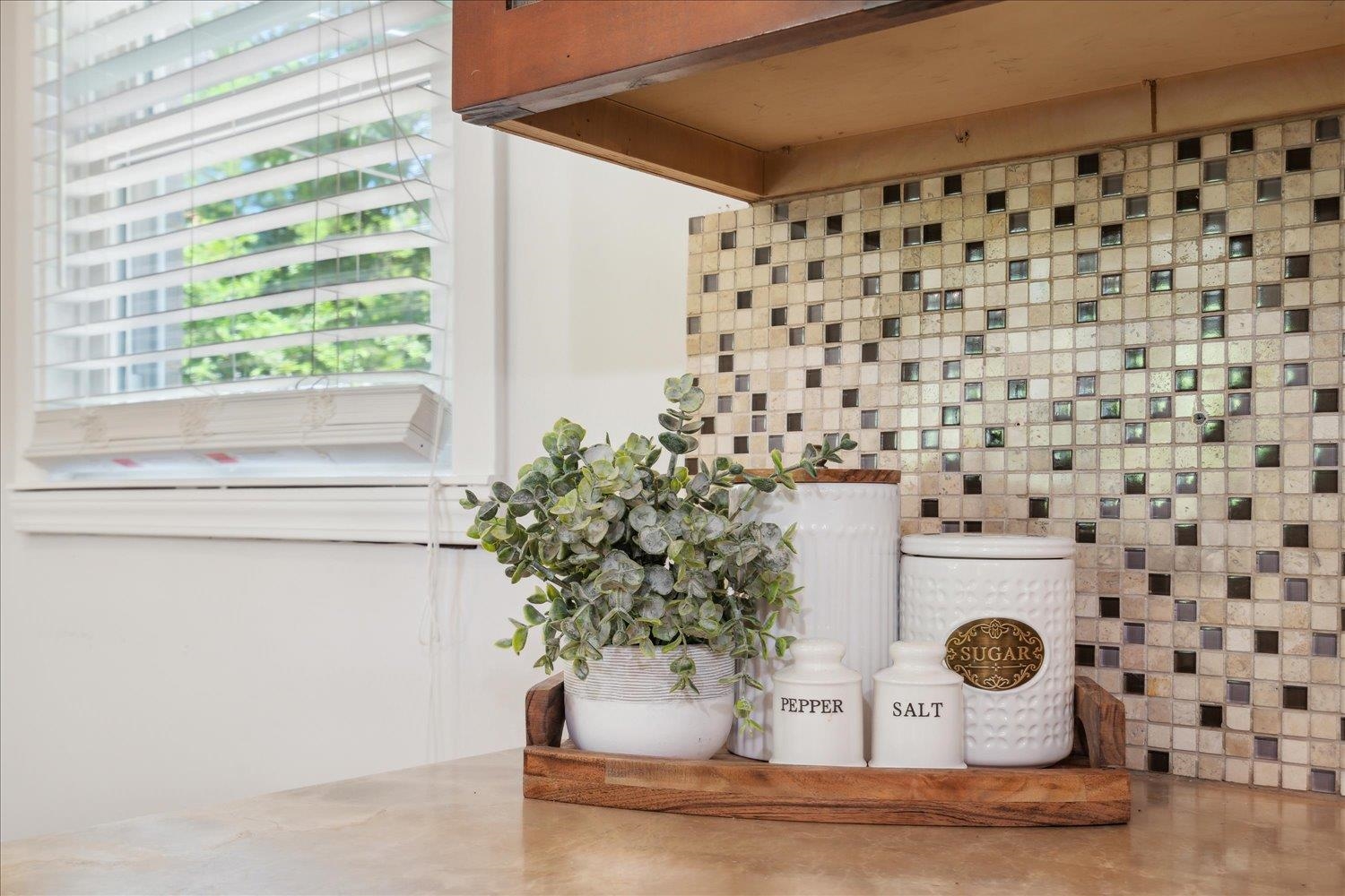 5013 New Castle Road Memphis, TN 38117 - Photo 18 of 28 a vase of flowers sitting on a table