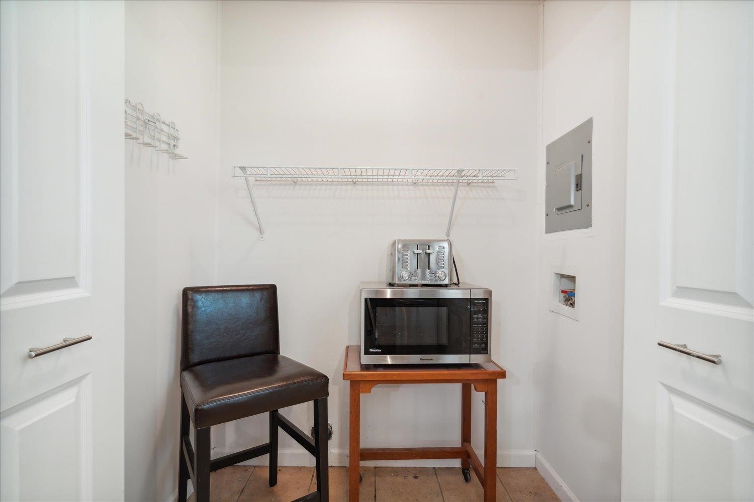 5013 New Castle Road Memphis, TN 38117 - Photo 19 of 28 a view of kitchen and workspace