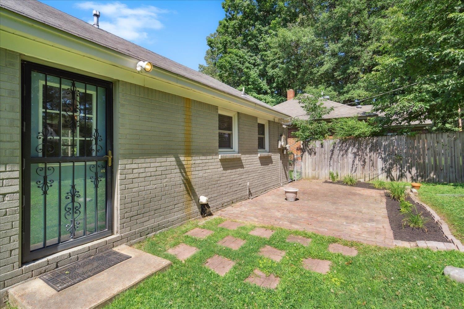 5013 New Castle Road Memphis, TN 38117 - Photo 25 of 28 a front view of a house with a yard