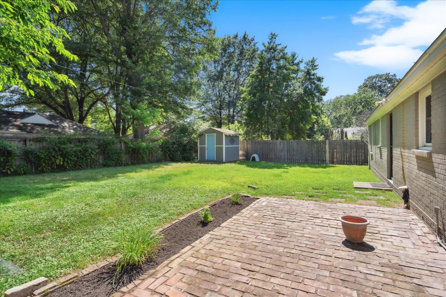 5013 New Castle Road Memphis, TN 38117 - Photo 26 of 28 a view of a house with a yard