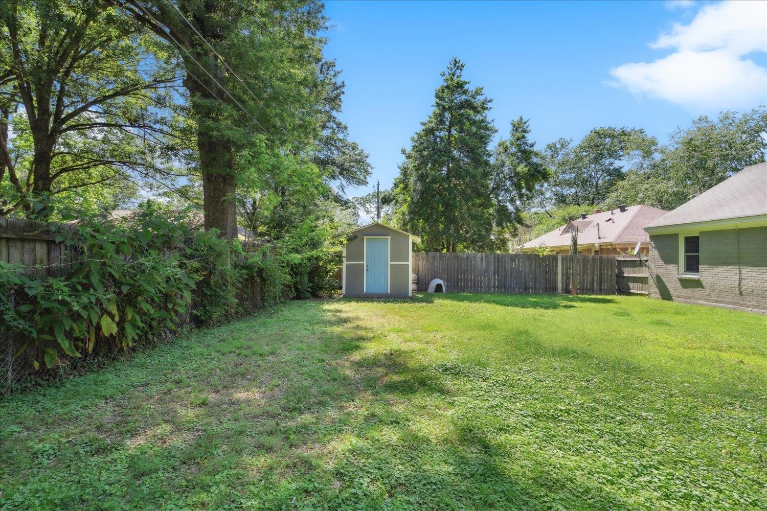 5013 New Castle Road Memphis, TN 38117 - Photo 27 of 28 a backyard of a house with table and chairs plants and large tree