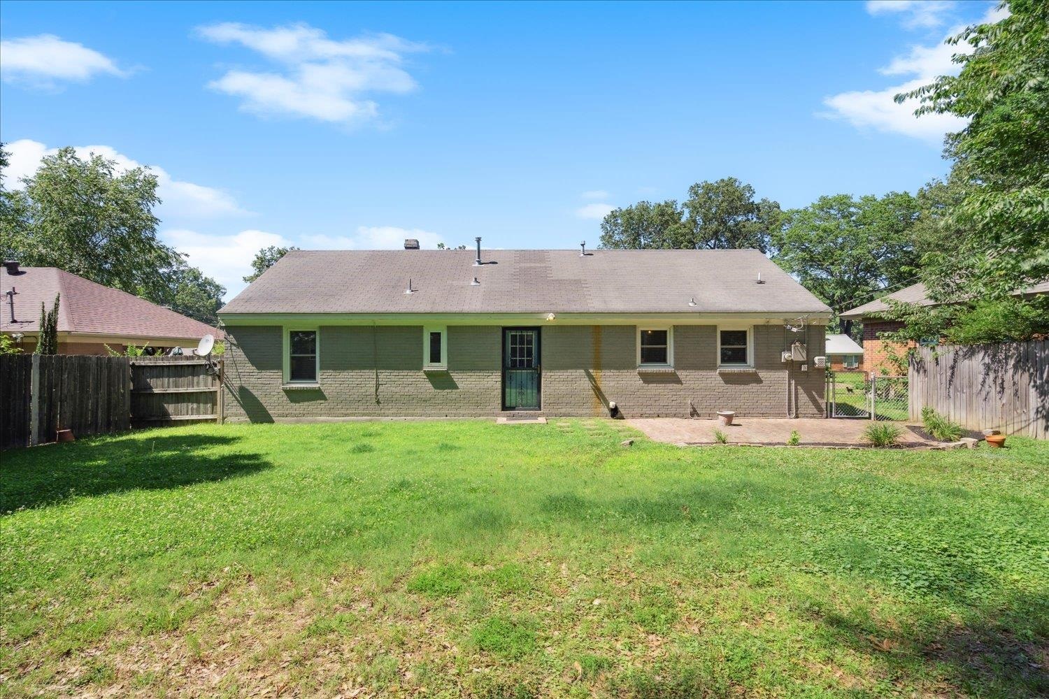 5013 New Castle Road Memphis, TN 38117 - Photo 28 of 28 a front view of a house with a garden and patio