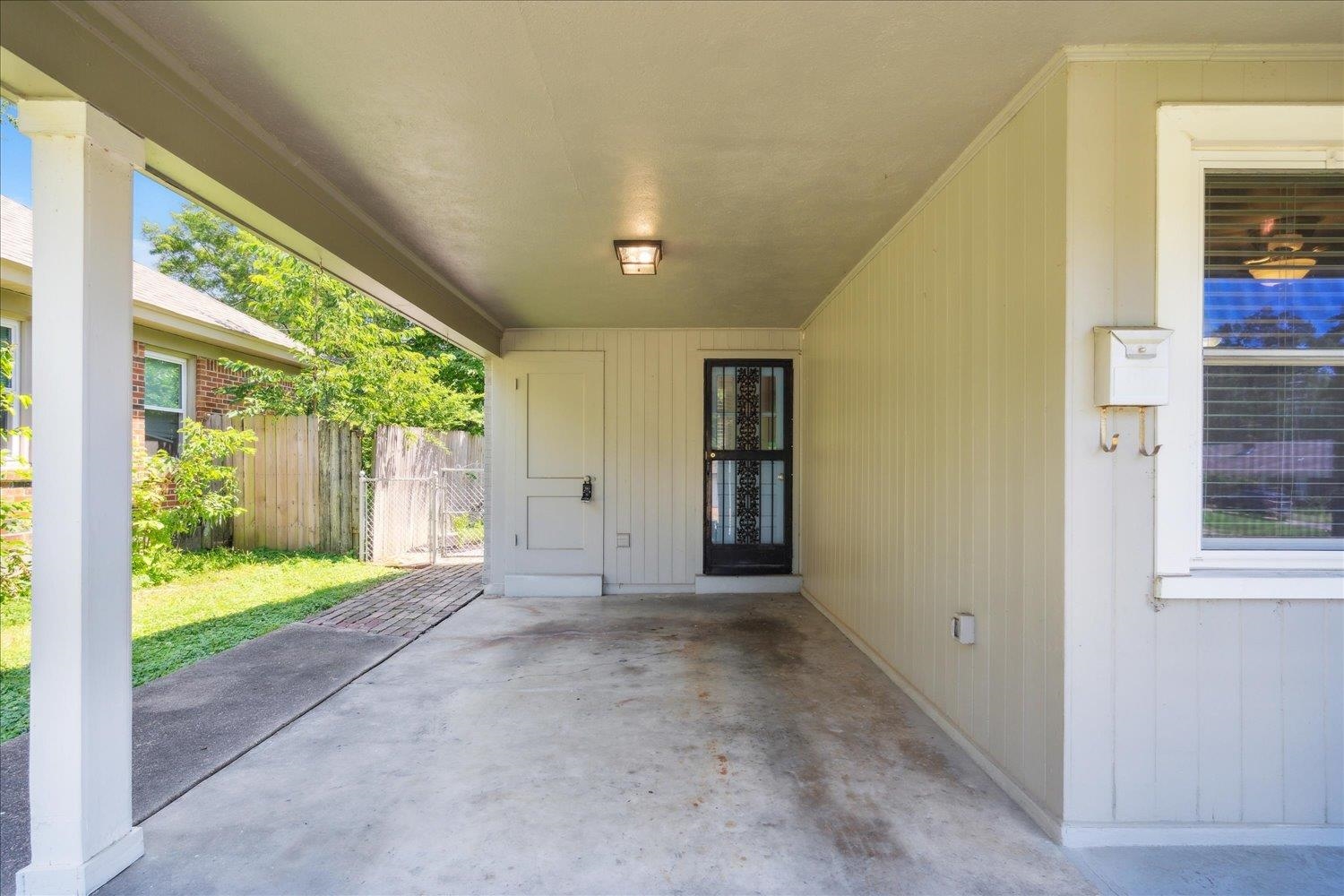 5013 New Castle Road Memphis, TN 38117 - Photo 4 of 28 a view of an empty room with a window