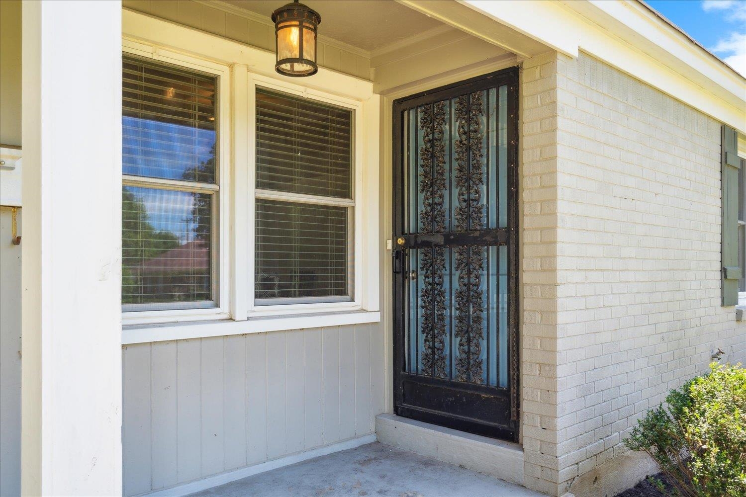 5013 New Castle Road Memphis, TN 38117 - Photo 5 of 28 a view of front door of house