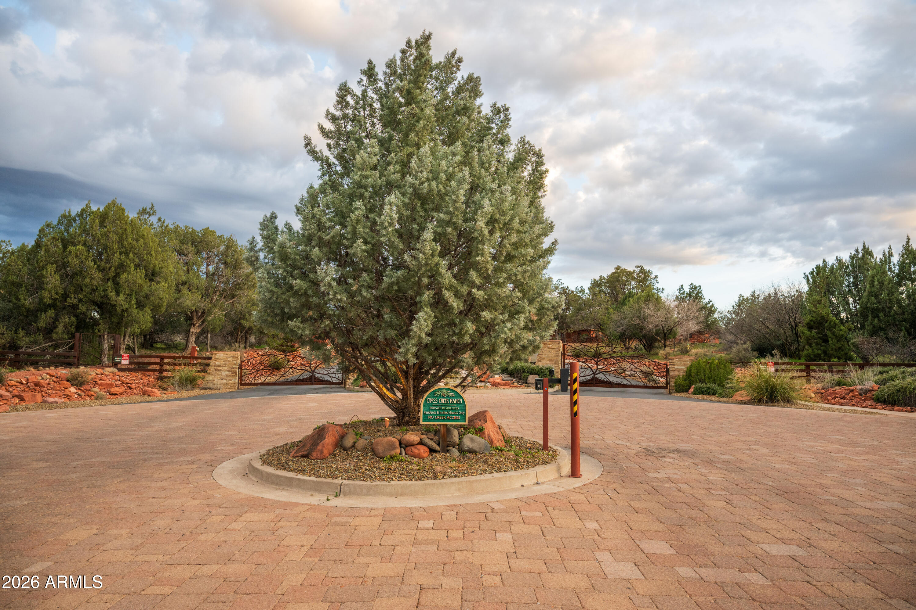35 Russet Ridge Place, Unit 78 Sedona, AZ 86336 - Photo 27 of 30 a backyard of a house with table and chairs