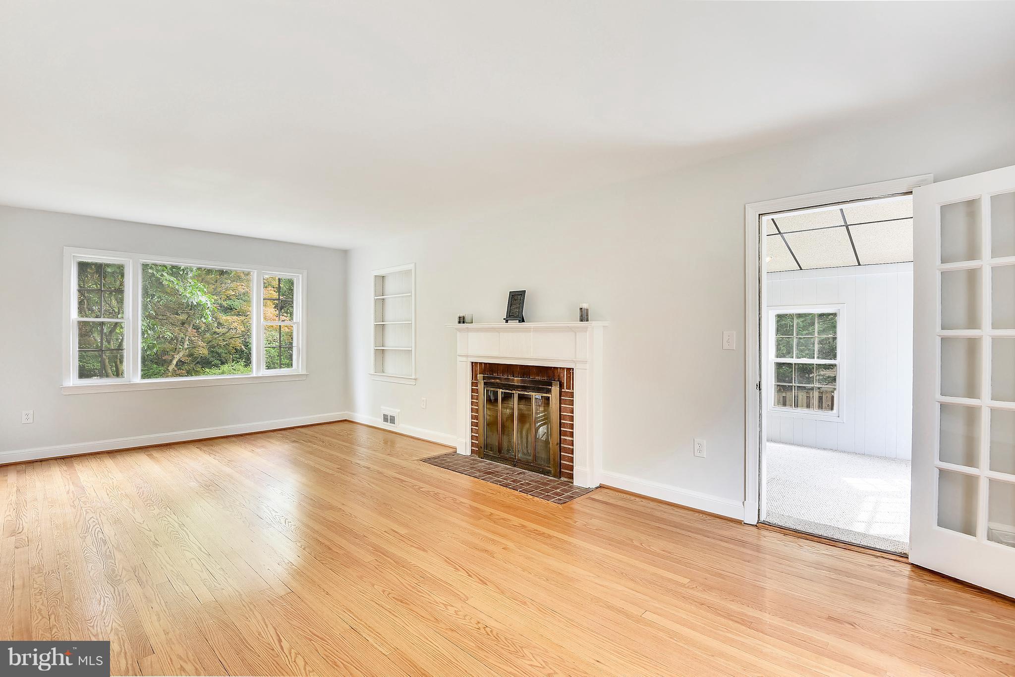 9619 Sutherland Road Silver Spring, MD 20901 - Photo 4 of 29 Living Room