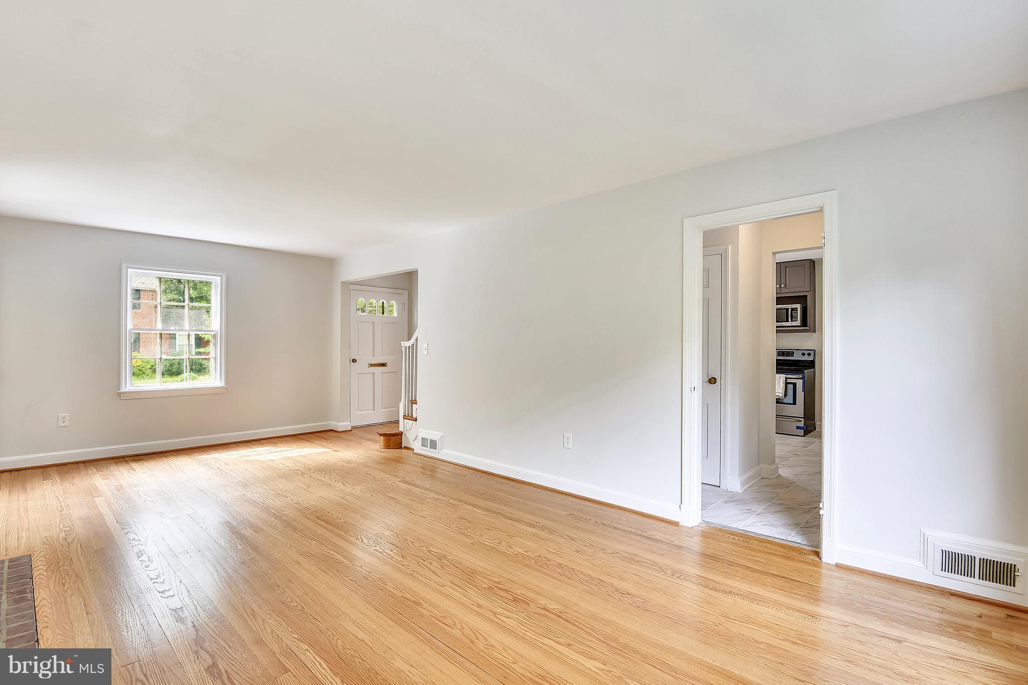 9619 Sutherland Road Silver Spring, MD 20901 - Photo 5 of 29 Living Room