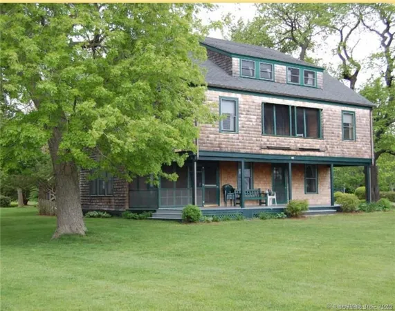 a view of a house with backyard and plants