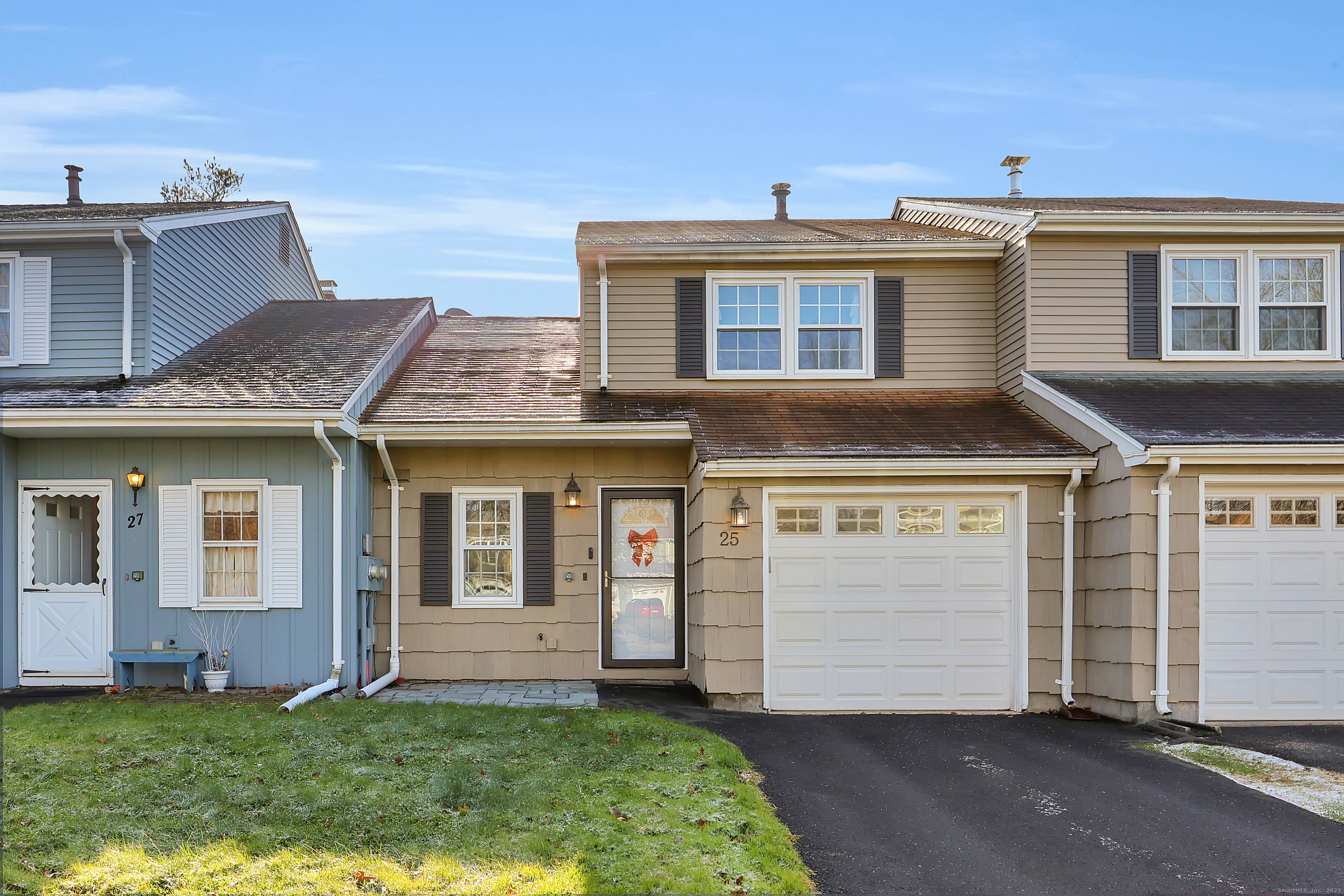 a view of residential houses with yard