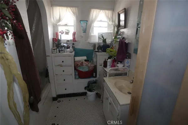 $735,000 | 6072 Myrtle Avenue, Long Beach, CA 90805