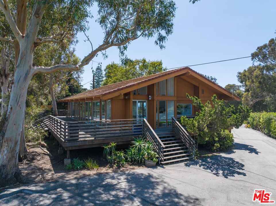 29 Paradise Cove Road Malibu, CA 90265 - Photo 26 of 30 a front view of a house with a garden