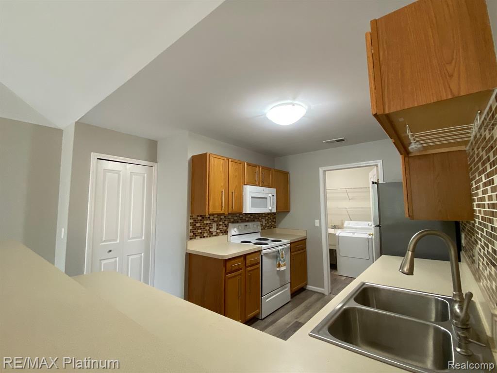 4153 Hampton Ridge Boulevard, Unit 3 Howell, MI 48843 - Photo 10 of 17
