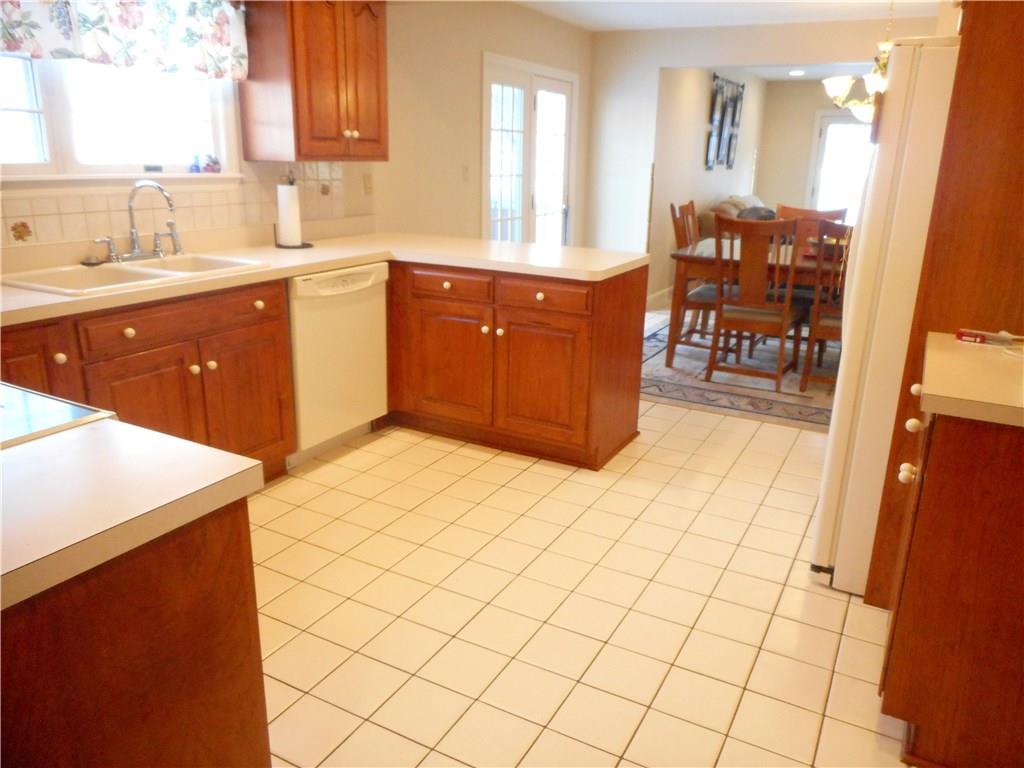265 Rutledge Drive Canonsburg, PA 15317 - Photo 17 of 24 Kitchen: A functional balance of beauty, comfort and convenience. Meal preparation is a breeze in this fully equipped kitchen.