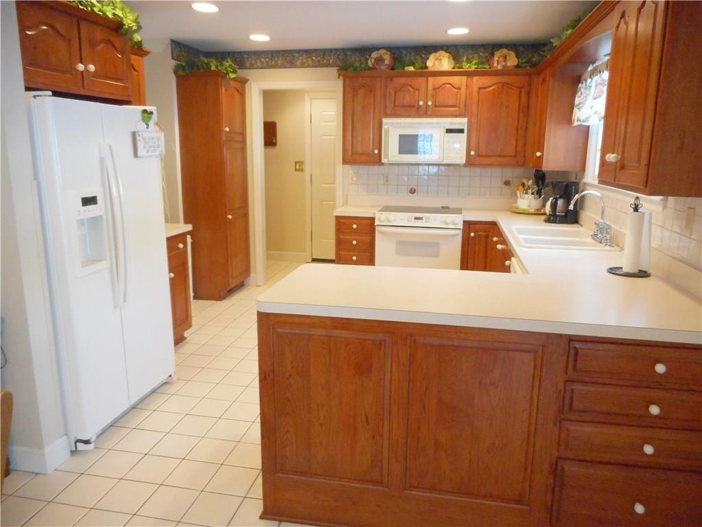 265 Rutledge Drive Canonsburg, PA 15317 - Photo 3 of 24 Kitchen: This handcrafted Amish hardwood kitchen is designed for those who love to cook and entertain at the same time.