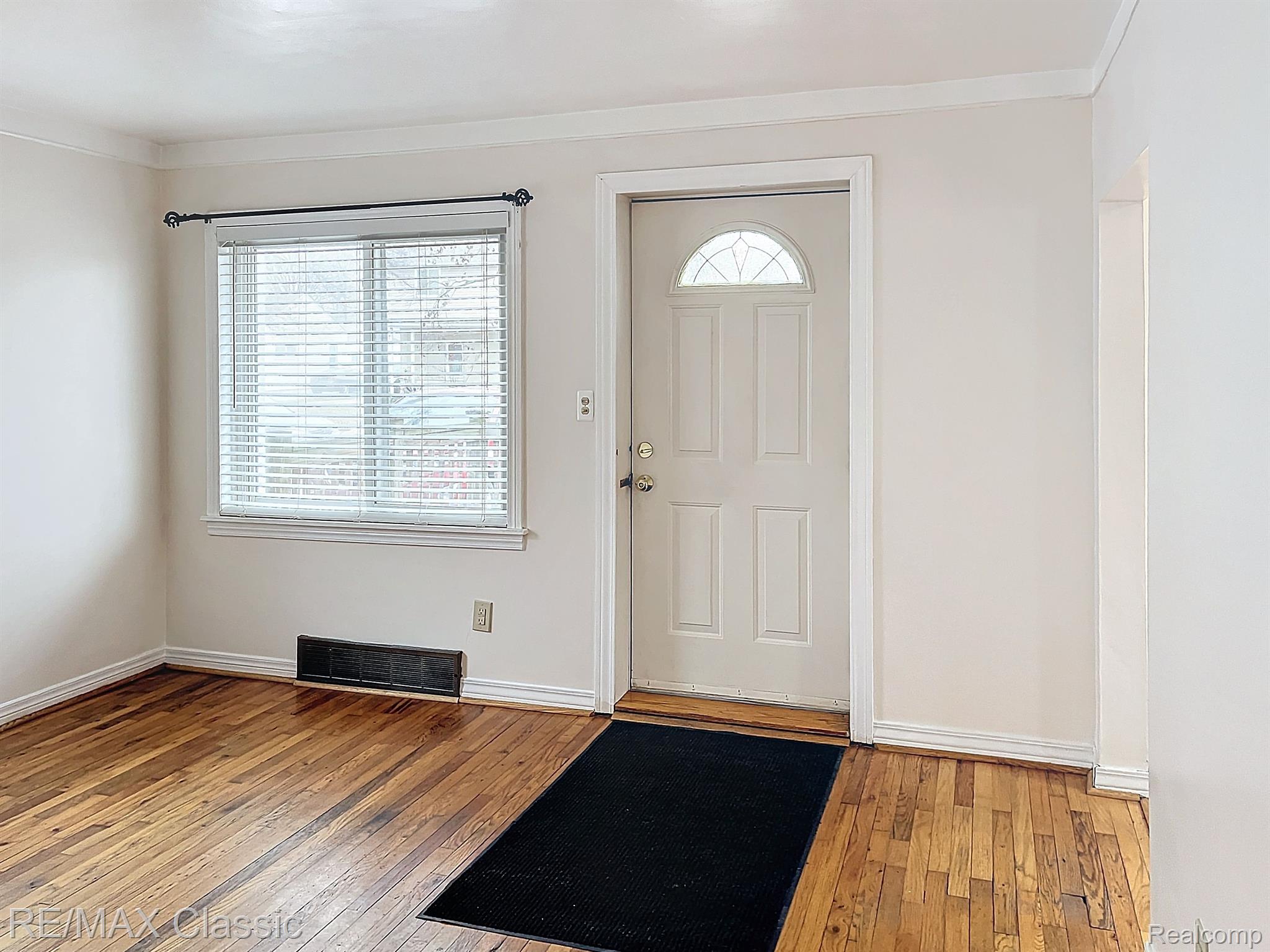 20129 Rensellor Street Livonia, MI 48152 - Photo 6 of 26 Entrance to the home