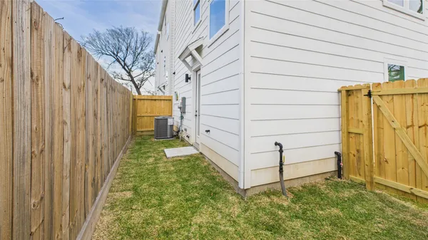 $399,900 | 2428 Freeman Street, Houston, TX 77009