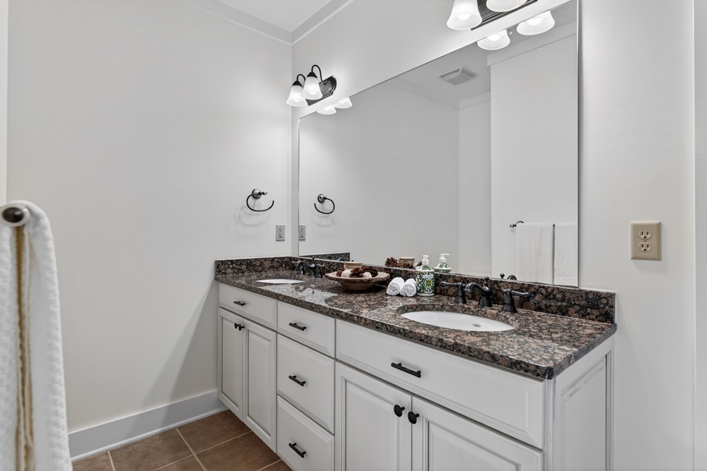 127 Azure Point Blue Ridge, GA 30513 - Photo 22 of 39 Shared bath Bedroom 2 & 3