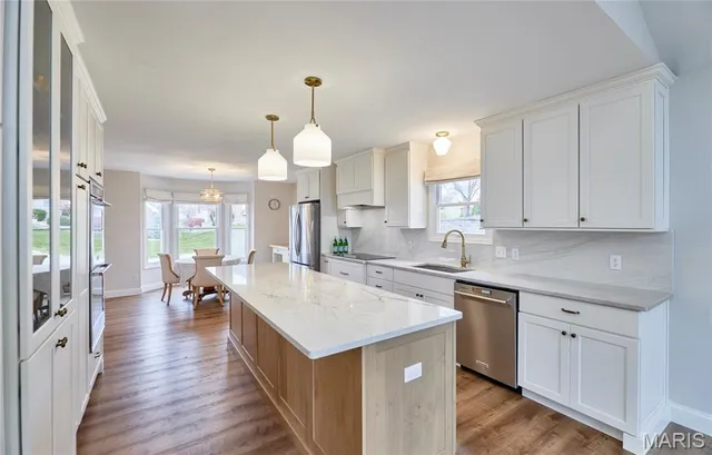 $644,500 | 1116 South Charlemagne Drive, Lake St. Louis, MO 63367