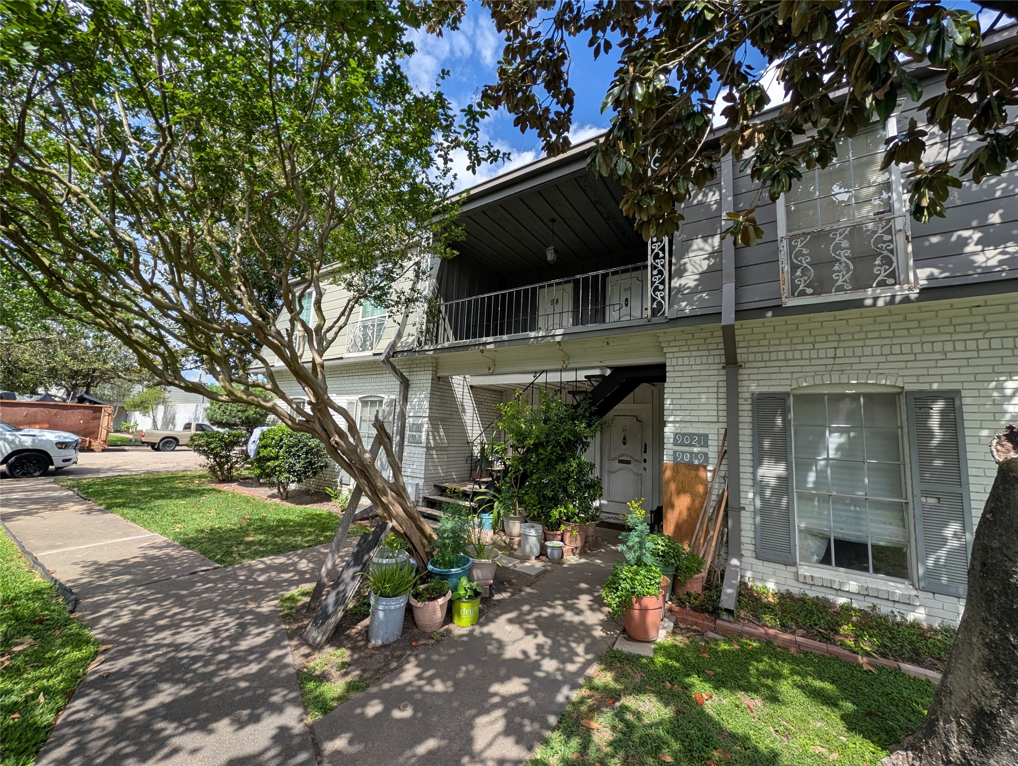 9017 Rue Cambon Street, Unit 98 Houston, TX 77074 - Photo 2 of 11 a room that has a tree in it