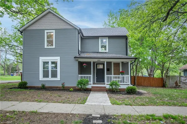 $390,000 | 300 Southeast 1st Street, Lee's Summit, MO 64063