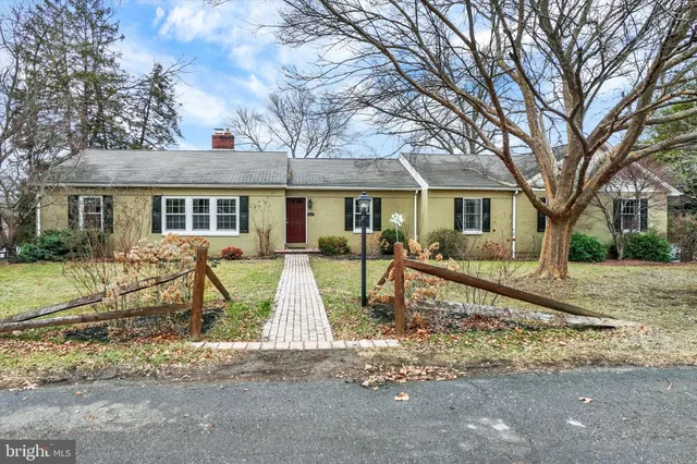 $298,500 | 22 Ridgeway Drive, York, PA 17404